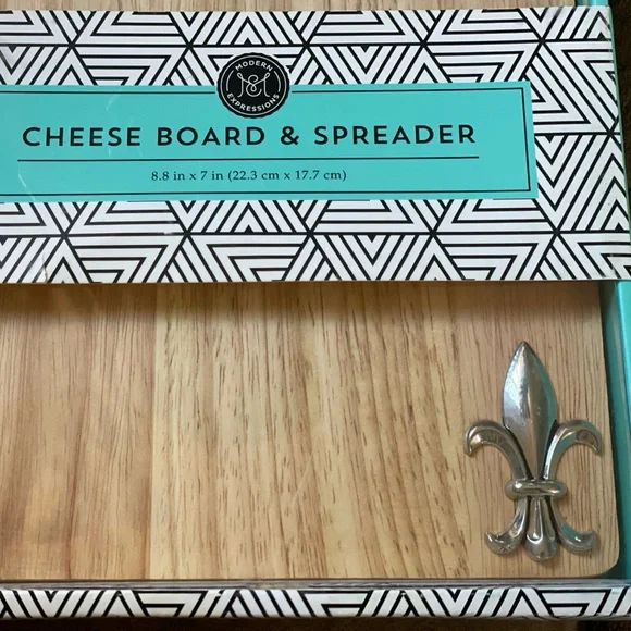 Wood Cheese Board & Spreader (8.8 x 7 in) - Picture 10 of 12